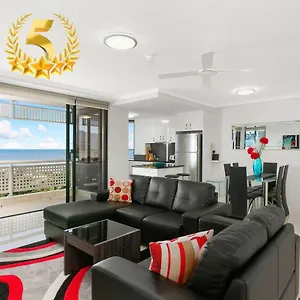 cairns-luxury-waterfront-apartment.cairnshotels4all.com/